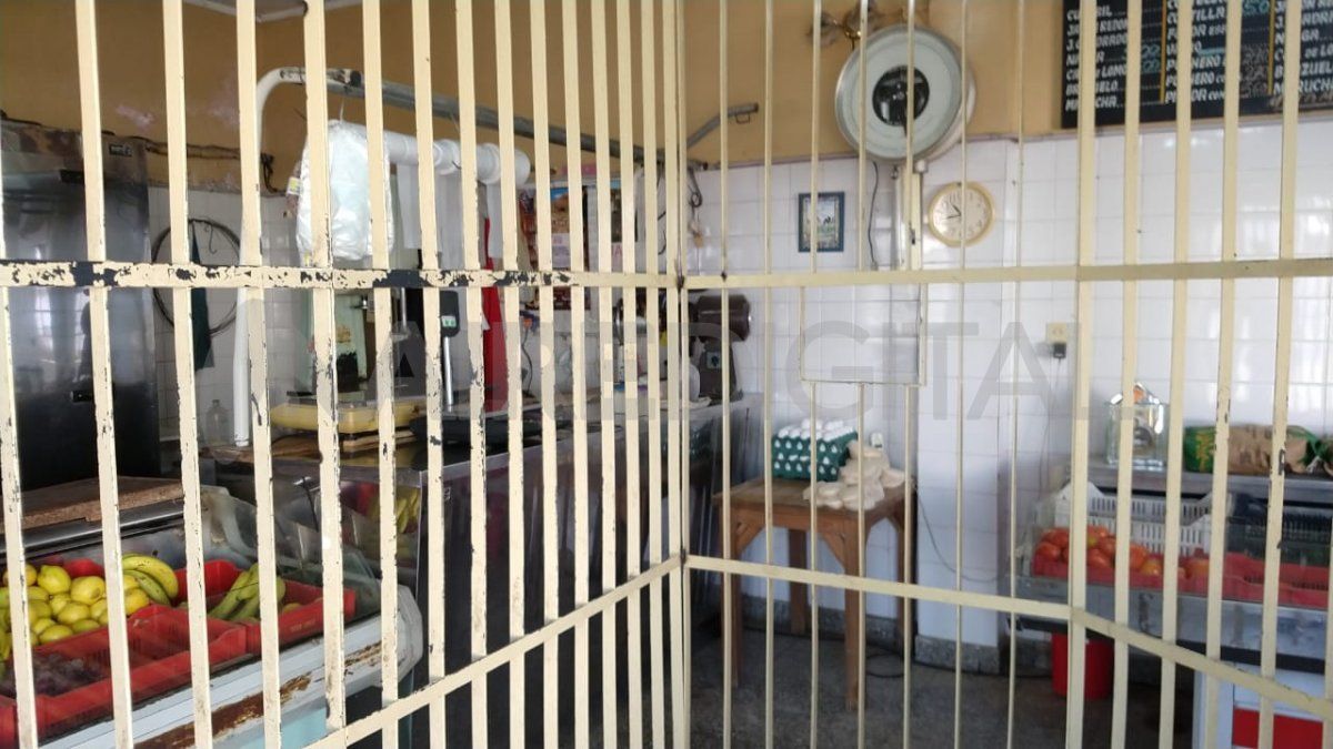 Así... enrejados, trabajan en la carnicería. Lamentablemente los delincuentes redujeron a Gustavo en el preciso momento en que entraba su camioneta al garaje