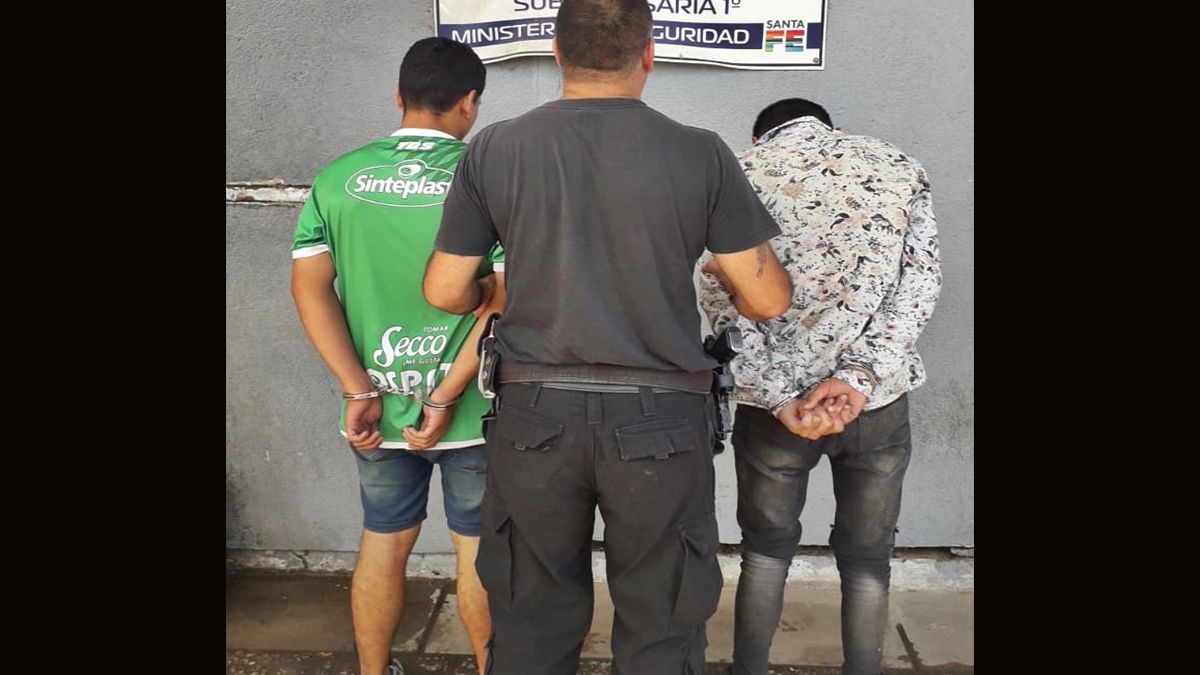 Dos jóvenes de 19 y 20 años que se trasladaban en un Chevrolet Corsa quedaron detenidos luego de ser identificados como los autores de diversos robos en distintos puntos de la ciudad. Una de sus víctimas reconoció a uno de los delincuentes.