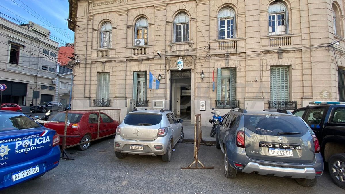 El comisario Ariel Bermúdez contó que cerca de las 9 de la mañana se acercó el chofer del remís con la mujer en trabajo de parto y solicitó ayuda porque no llegaban al hospital.