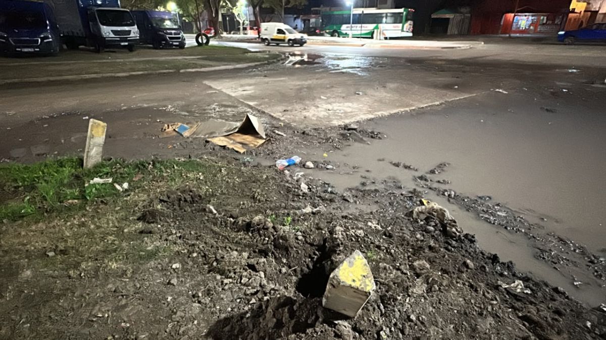 Así se encuentra la calzada, vecinos exigen solución urgente. Así se encuentra la calzada, vecinos exigen solución urgente.