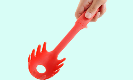 Esta es la verdadera función del agujero de la cuchara para fideos Esta es la verdadera función del agujero de la cuchara para fideos