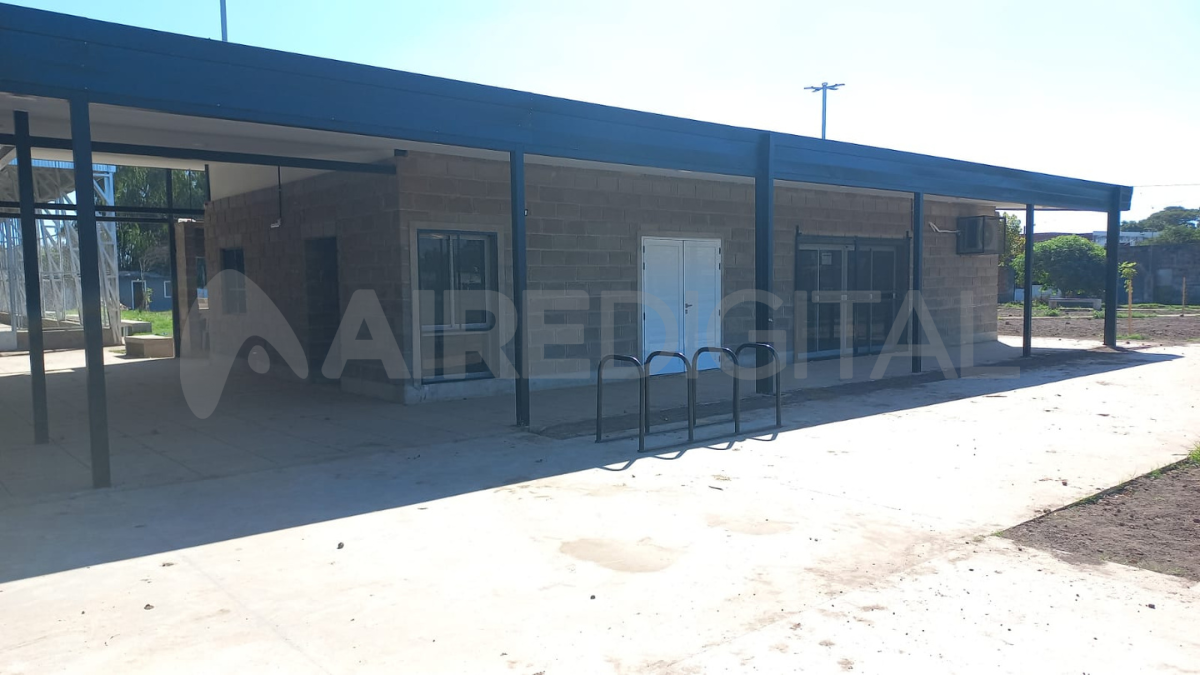 El Club Apache inaugura su salón y playón polideportivo en barrio Santa Marta.