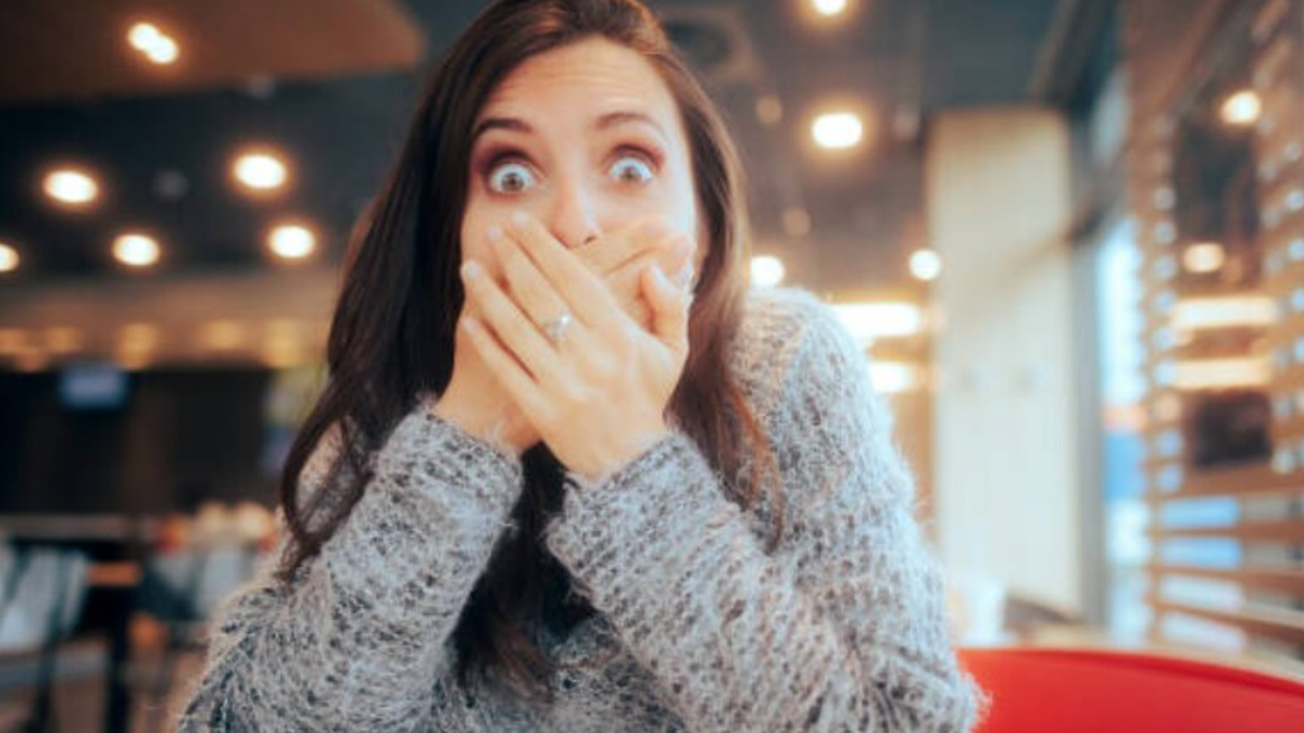 Beber algo a sorbos pequeños puede ayudar a detener los espasmos del diafragma.