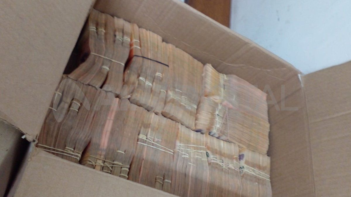 Los fajos de dinero fueron descubiertos en el control policial.