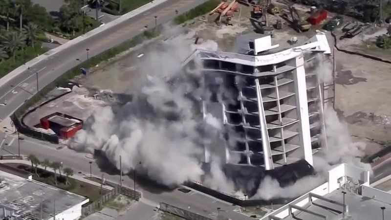 Fue implosionado el abandonado hospital South Shore de Miami Beach