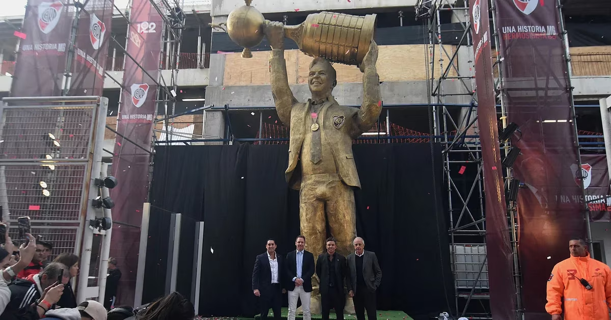 Marcelo Gallardo, Carlos Trillo, Jorge Brito y Rodolfo D'Onofrio junto a la estatua del exfutbolista.