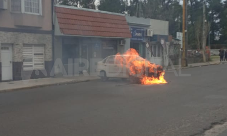 Un auto se prendió fuego en la intersección de Salvador del Carril y Aristóbulo del Valle. Un auto se prendió fuego en la intersección de Salvador del Carril y Aristóbulo del Valle.