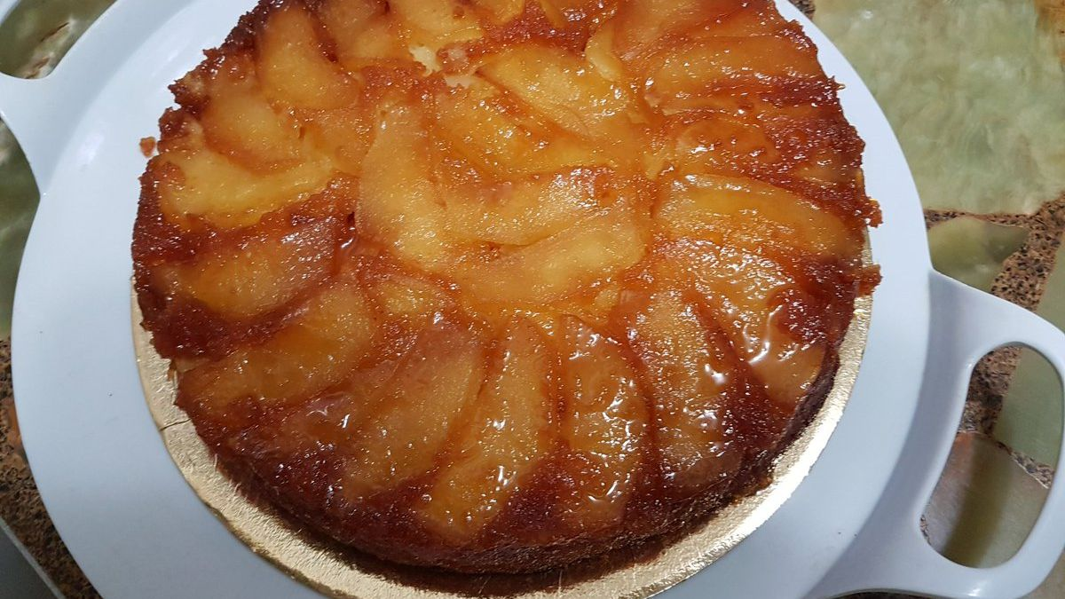 La torta invertida de manzana es un postre clásico. La torta invertida de manzana es un postre clásico.