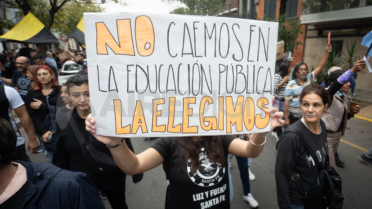 La concentración se realizó frente al Rectorado de la UNL