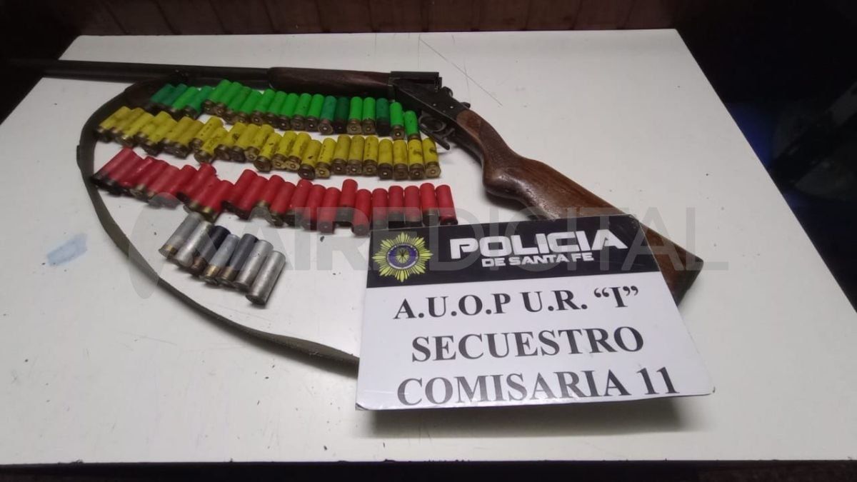 La escopeta y los cartuchos incautados en el Barrio General Belgrano