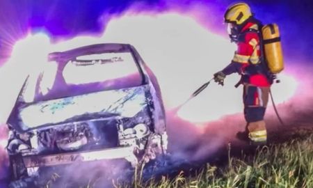 El vehículo quedó totalmente destruido por las llamas y bomberos voluntarios lograron extinguir el incendio. El vehículo quedó totalmente destruido por las llamas y bomberos voluntarios lograron extinguir el incendio.