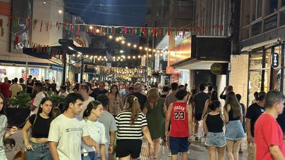 La Peatonal de Santa Fe, colmada de vecinos en la segunda edición de la Noche de Compras