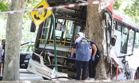 Un colectivo se estrelló contra un árbol en Mendoza tras una falla en los frenos. (Foto: Gentileza Diario Uno - Nicolás Ríos) Un colectivo se estrelló contra un árbol en Mendoza tras una falla en los frenos. (Foto: Gentileza Diario Uno - Nicolás Ríos)
