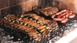 altText(El ingrediente exótico para el asado: por qué la sidra es el secreto del mejor costillar)}