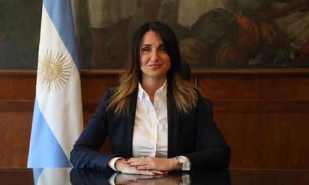 La segunda del Ministerio de Salud, Cecilia Loccisano, presentó este lunes su renuncia al cargo que ocupaba como número dos de la cartera sanitaria. La segunda del Ministerio de Salud, Cecilia Loccisano, presentó este lunes su renuncia al cargo que ocupaba como número dos de la cartera sanitaria.