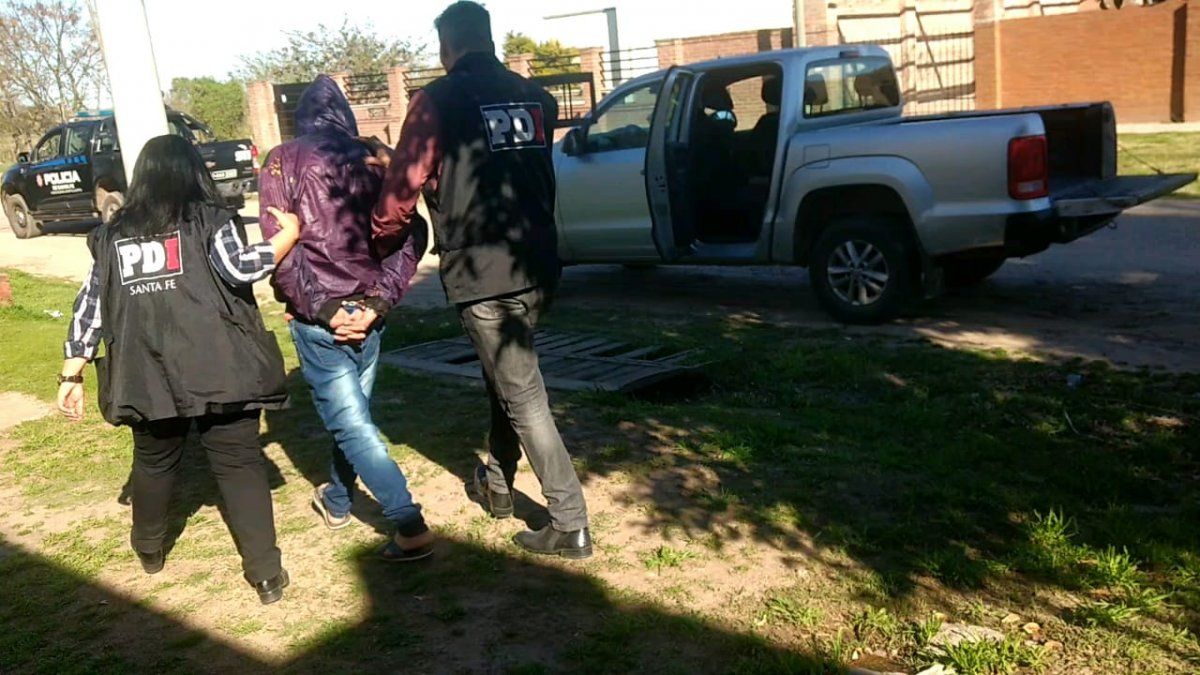 Allanaron dos casas y detuvieron a un hombre que estaría vinculado a un homicidio en Laguna Paiva