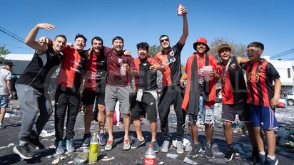 Todo el colorido de los hinchas de Colón en la previa del clásico ante Unión