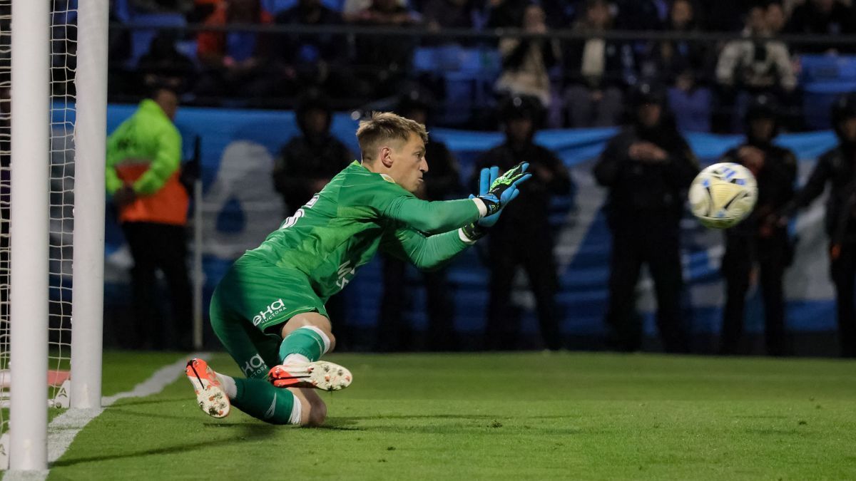 Thiago Cardozo figura en Belgrano: el insólito penal que le atajó al Pipa Benedetto y su festejo.