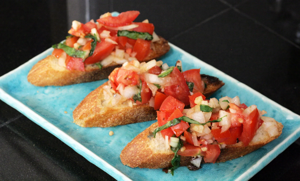La bruschetta, como presentada en MasterCheff, se hace con ingredientes muy simples.