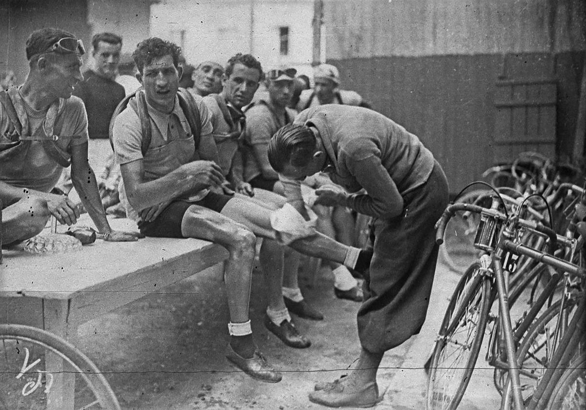 En 1938, Bartali ganó por primera vez el legendario Tour de France (en la foto, tras terminar la etapa 10), y lo “invitaron” a dedicarle su triunfo a Benito Mussolini, pero declinó el ofrecimiento. Igual, su triunfo fue aprovechado por el aparato de propaganda del régimen fascista.