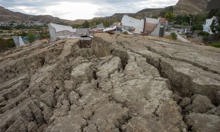 El periodista Mathias English sostuvo en AIRE que la situación sigue siendo crítica en Comodoro Rivadavia tras el deslizamiento de tierra. El periodista Mathias English sostuvo en AIRE que la situación sigue siendo crítica en Comodoro Rivadavia tras el deslizamiento de tierra.