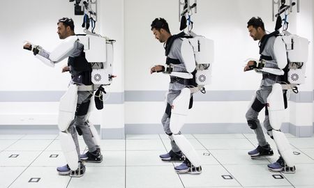 Tetrapléjico logra caminar gracias a un exoesqueleto conectado al cerebro