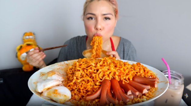“Mukbang”, el negocio de los “youtubers” que comen sin parar frente a la cámara