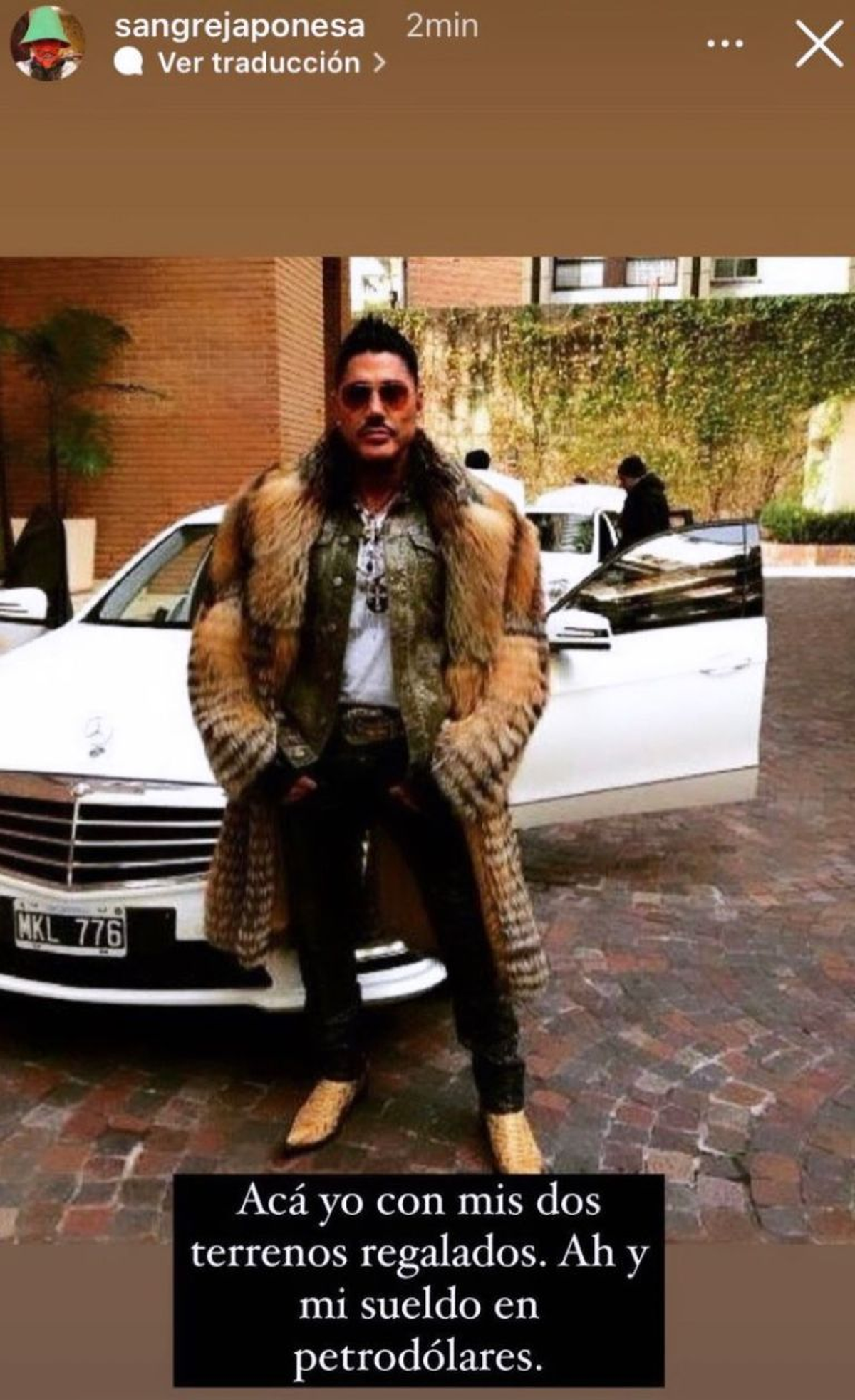 La actriz utiliz&oacute; una imagen de Ricardo Fort junto a un auto de lujo.