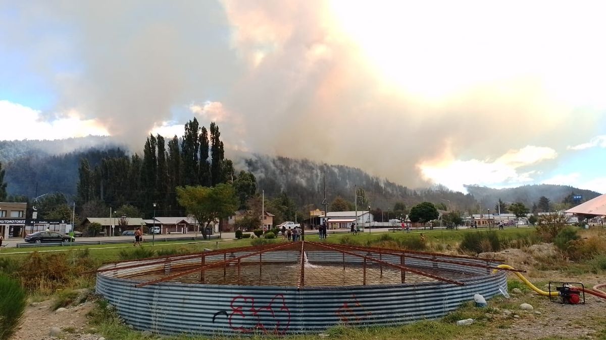 El foco ígneo se inició este mediodía sobre la ladera este de Loma del Medio