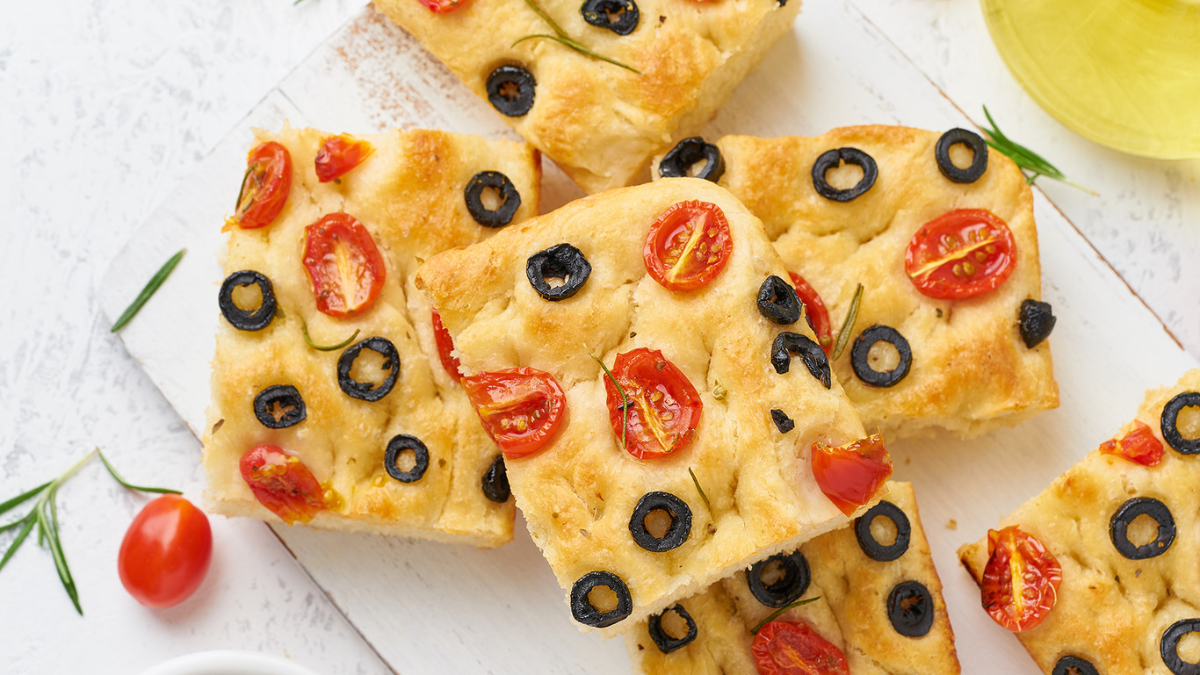 La receta para hacer focaccia italiana sin levadura y en sartén.