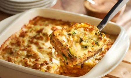 El pastel azteca combina capas de tortillas, salsa y queso, y se convirtió en una de las recetas más elegidas por su sabor y facilidad. El pastel azteca combina capas de tortillas, salsa y queso, y se convirtió en una de las recetas más elegidas por su sabor y facilidad.