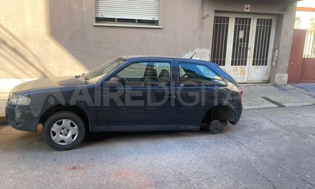 Un video muestra cómo se robaron dos ruedas de un auto a metros de Bulevar Pellegrini Un video muestra cómo se robaron dos ruedas de un auto a metros de Bulevar Pellegrini