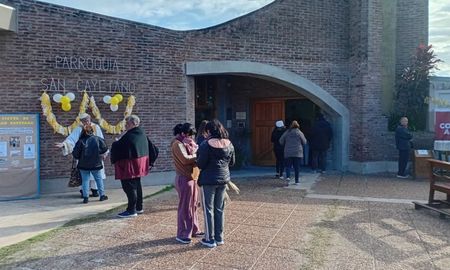 La parroquia de San Cayetano recibe a los devotos que participan de las primeras misas. La parroquia de San Cayetano recibe a los devotos que participan de las primeras misas.