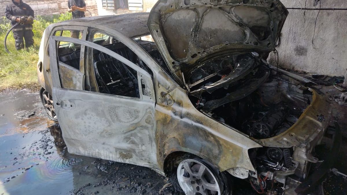 Bomberos y policías acudieron al lugar y lograron contener el foco ígneo. 