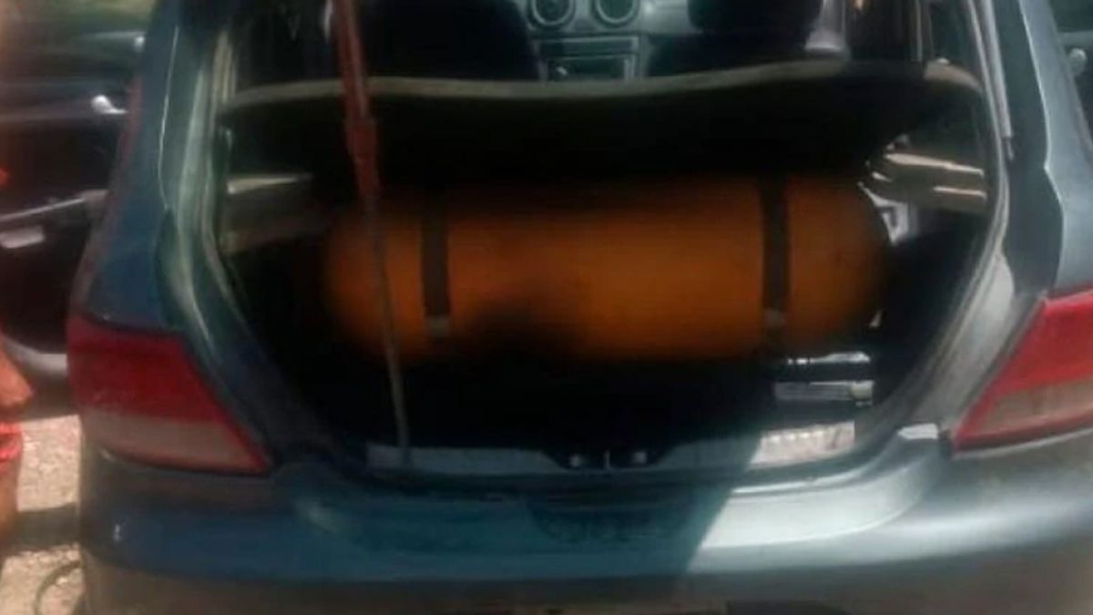 Insólito: llevaba brasas encendidas en el baúl para el asado y se le prendió fuego el auto