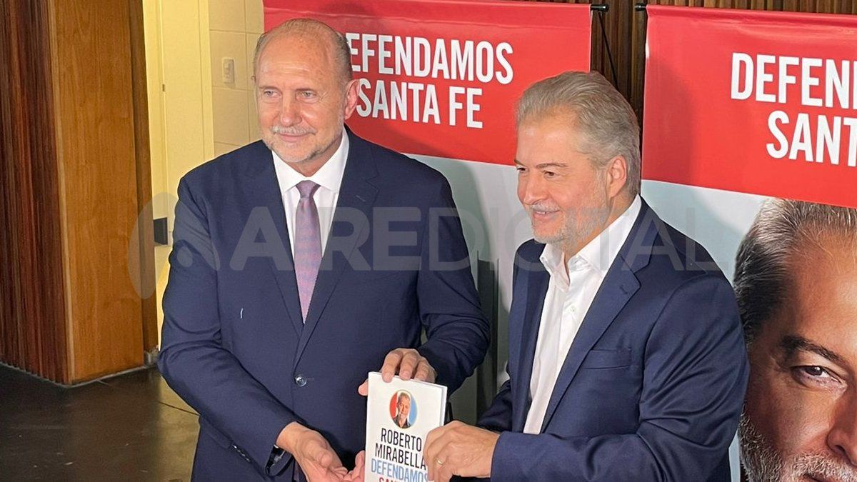 Omar Perotti estuvo presente en la presentación del libro de Roberto Mirabella