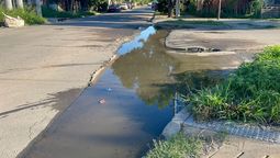 altText(Vecinos de Coronel Dorrego denuncian desborde cloacal y un socavón que agrava la situación)}