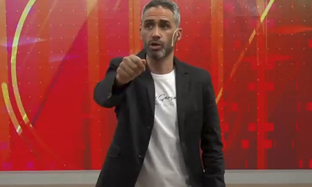 Durante la transmisión en vivo del programa matutino de eltrece, el conductor mandó a pausa al ver que un compañero no se sentía bien. Durante la transmisión en vivo del programa matutino de eltrece, el conductor mandó a pausa al ver que un compañero no se sentía bien.