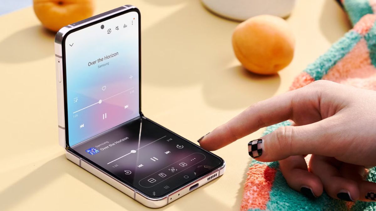 El Galaxy Z Flip 5 se destaca por su diseño plegable compacto y su potencia de gama alta. El Galaxy Z Flip 5 se destaca por su diseño plegable compacto y su potencia de gama alta.