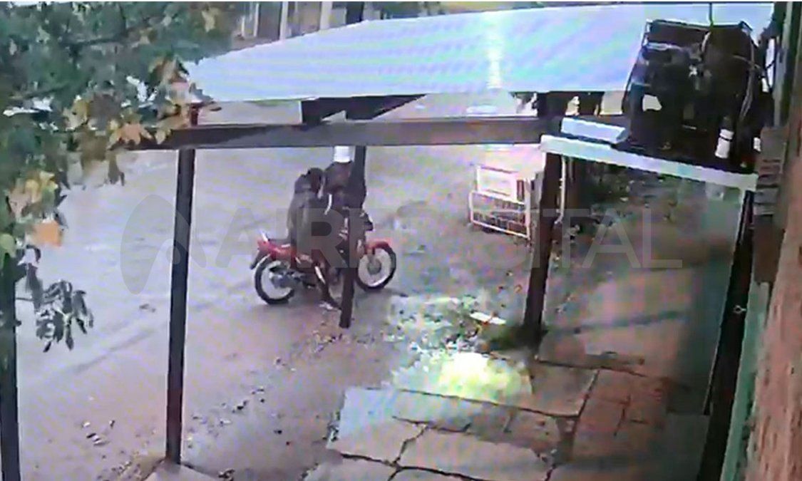 Las imágenes muestran como los delincuentes se roban el corralito de Aguas Santafesinas en calle Chaco al 5300.