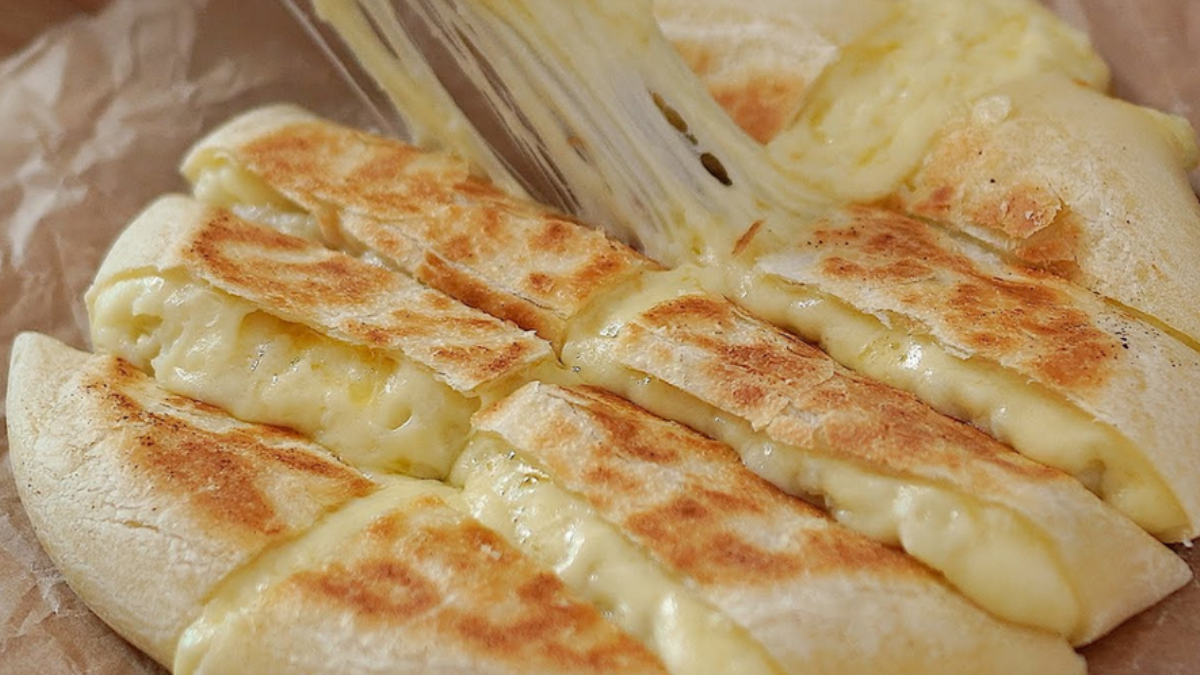 Receta de pan de papa con queso a la sartén.