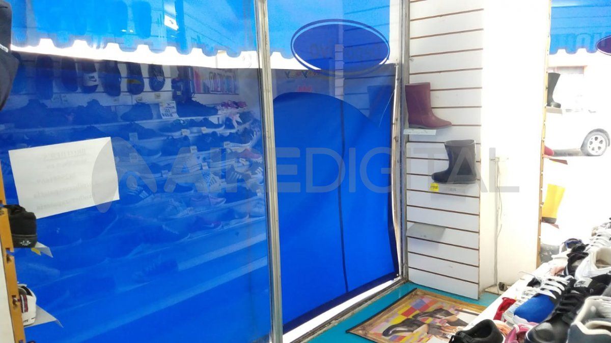 Los ladrones rompieron los vidrios de la zapatería y se llevaron mercadería.&nbsp;
