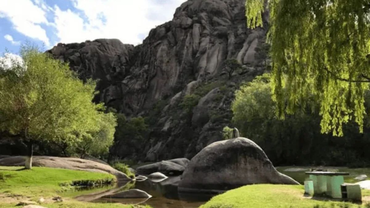 En el corazón del Valle de Punilla, el Río Grande de Punilla sorprende con su entorno agreste y cristalino. En el corazón del Valle de Punilla, el Río Grande de Punilla sorprende con su entorno agreste y cristalino.