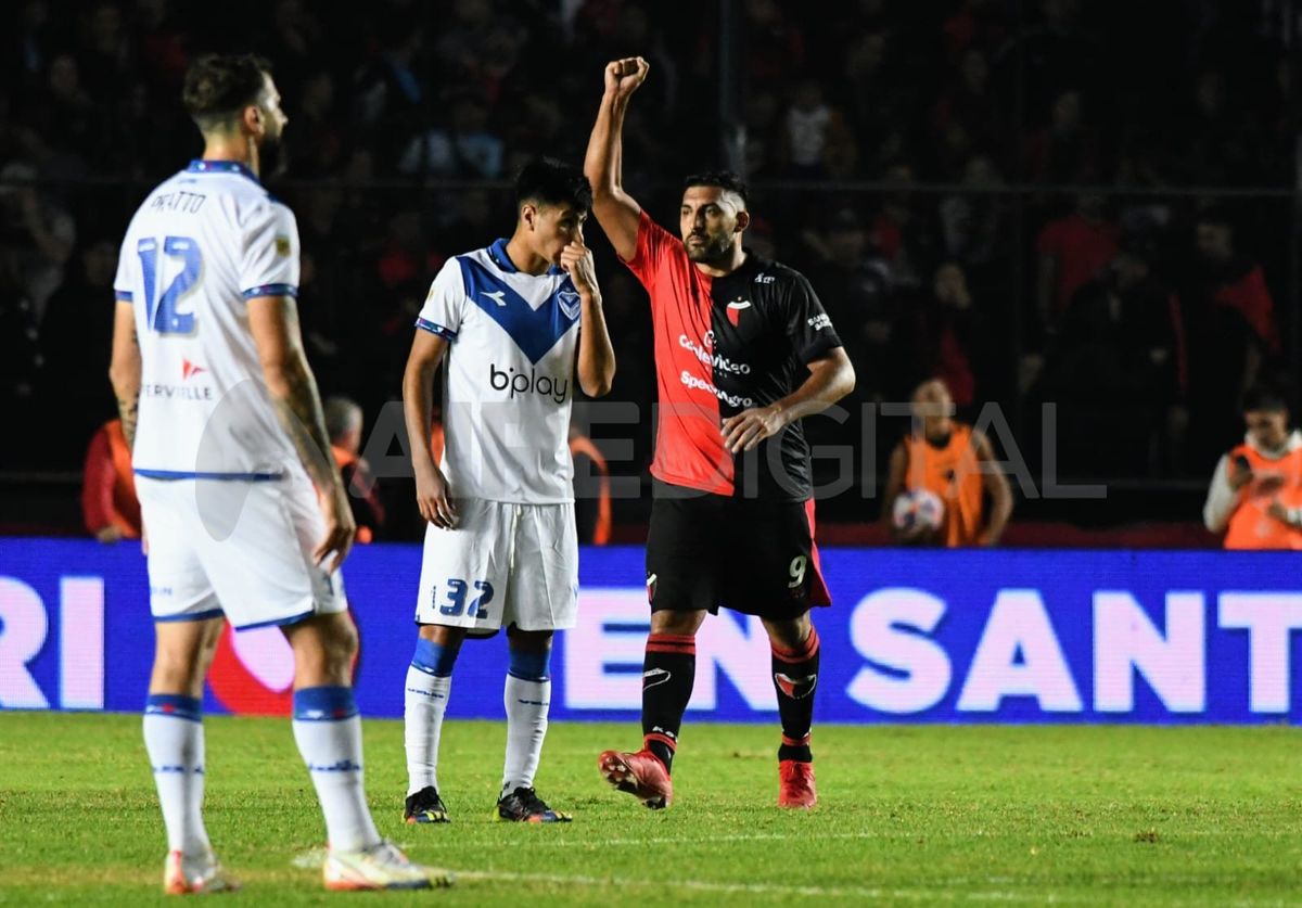 Colón visita a Vélez en la última fecha con el objetivo de salvarse del descenso y meterse en los cuartos de final. Colón visita a Vélez en la última fecha con el objetivo de salvarse del descenso y meterse en los cuartos de final.