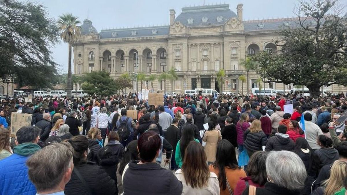 La marcha se realizó este miércoles en la Plaza 25 de Mayo de Santa Fe.