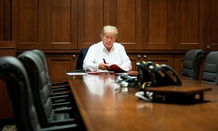 La Casa Blanca difundió esta fotografía del presidente Donald Trump el sábado, trabajando en una de las salas de conferencias del Centro Médico Militar Nacional Walter Reed. La Casa Blanca difundió esta fotografía del presidente Donald Trump el sábado, trabajando en una de las salas de conferencias del Centro Médico Militar Nacional Walter Reed.