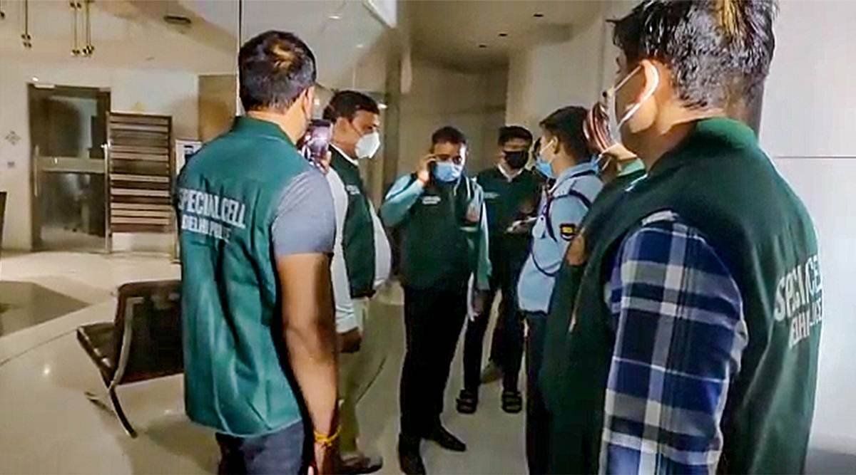 La Policía de Nueva Delhi en las oficinas de Twitter. 