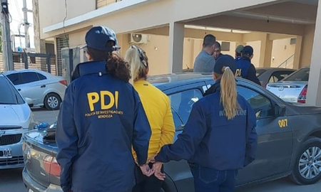 Una mujer fingía ser millonaria, cometía importantes estafas con transferencias falsas y cayó en Mendoza Una mujer fingía ser millonaria, cometía importantes estafas con transferencias falsas y cayó en Mendoza