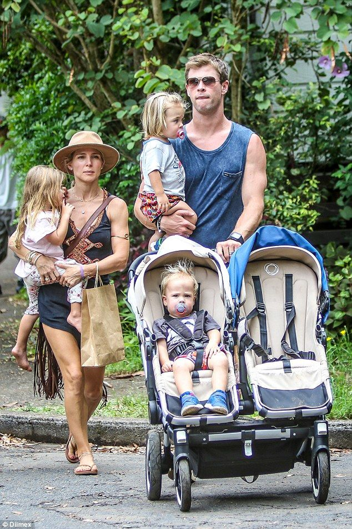 El actor está casado con su colega española Elsa Pataky, con quien tuvo tres hijos: India, de 10 años, y los mellizos Sasha y Tristan, de ocho.