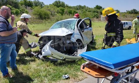 Un senador provincial socorrió a un hombre que tuvo un grave accidente en la Autopista Rosario - Santa Fe. Un senador provincial socorrió a un hombre que tuvo un grave accidente en la Autopista Rosario - Santa Fe.